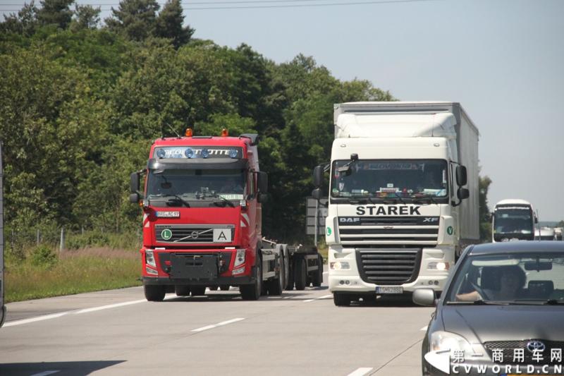7月3日，奔驰未来卡车2025在德国马格德堡首发，第一商用车网记者有幸在现场见证了该首发仪式。除却奔驰未来卡车2025的自主驾驶功能给记者带来的不小的震撼外，而在柏林至马格德堡的高速公路上，形形色色的欧洲卡车也给记者带来一次非同凡响的视觉盛宴，正所谓独乐乐，不如众乐乐，一起来感受不一样的视觉冲击吧！