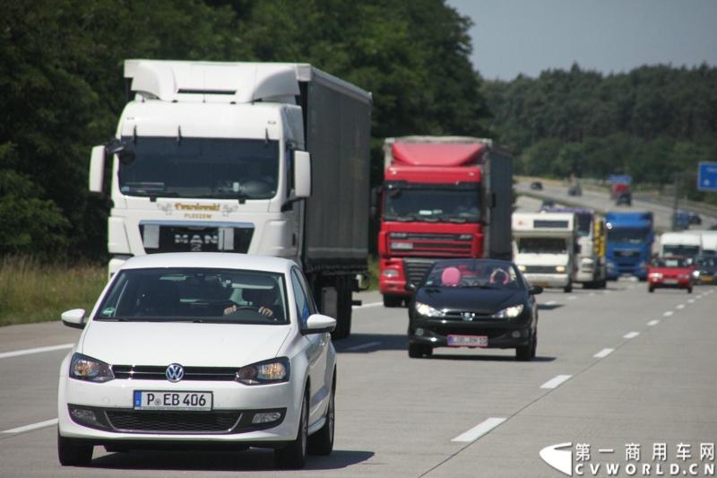 7月3日，奔驰未来卡车2025在德国马格德堡首发，第一商用车网记者有幸在现场见证了该首发仪式。除却奔驰未来卡车2025的自主驾驶功能给记者带来的不小的震撼外，而在柏林至马格德堡的高速公路上，形形色色的欧洲卡车也给记者带来一次非同凡响的视觉盛宴，正所谓独乐乐，不如众乐乐，一起来感受不一样的视觉冲击吧！