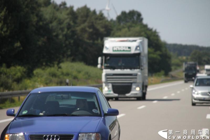 7月3日，奔驰未来卡车2025在德国马格德堡首发，第一商用车网记者有幸在现场见证了该首发仪式。除却奔驰未来卡车2025的自主驾驶功能给记者带来的不小的震撼外，而在柏林至马格德堡的高速公路上，形形色色的欧洲卡车也给记者带来一次非同凡响的视觉盛宴，正所谓独乐乐，不如众乐乐，一起来感受不一样的视觉冲击吧！
