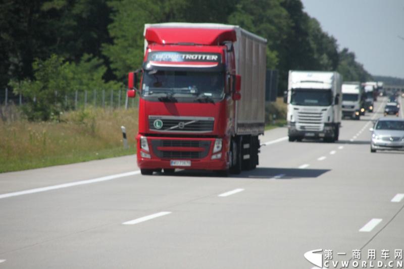 7月3日，奔驰未来卡车2025在德国马格德堡首发，第一商用车网记者有幸在现场见证了该首发仪式。除却奔驰未来卡车2025的自主驾驶功能给记者带来的不小的震撼外，而在柏林至马格德堡的高速公路上，形形色色的欧洲卡车也给记者带来一次非同凡响的视觉盛宴，正所谓独乐乐，不如众乐乐，一起来感受不一样的视觉冲击吧！