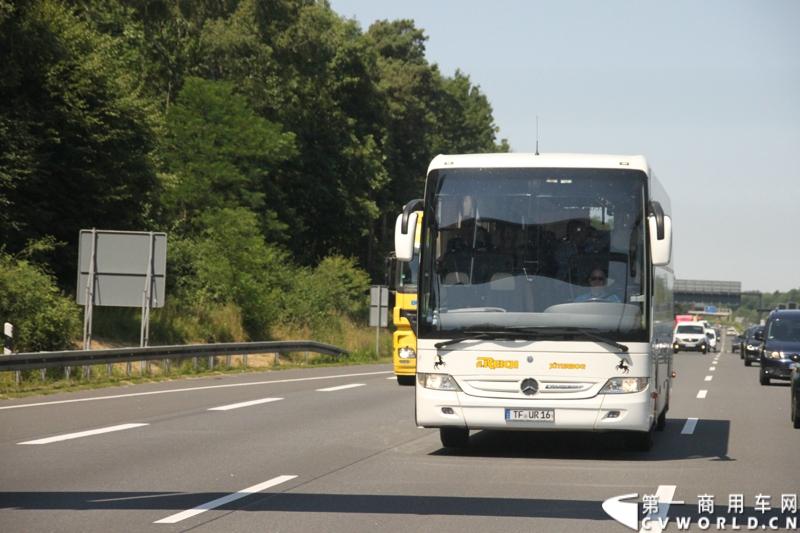 7月3日，奔驰未来卡车2025在德国马格德堡首发，第一商用车网记者有幸在现场见证了该首发仪式。除却奔驰未来卡车2025的自主驾驶功能给记者带来的不小的震撼外，而在柏林至马格德堡的高速公路上，形形色色的欧洲卡车也给记者带来一次非同凡响的视觉盛宴，正所谓独乐乐，不如众乐乐，一起来感受不一样的视觉冲击吧！