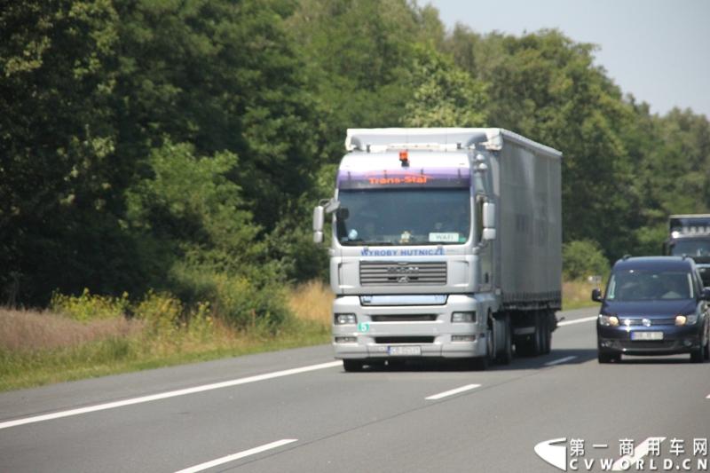 7月3日，奔驰未来卡车2025在德国马格德堡首发，第一商用车网记者有幸在现场见证了该首发仪式。除却奔驰未来卡车2025的自主驾驶功能给记者带来的不小的震撼外，而在柏林至马格德堡的高速公路上，形形色色的欧洲卡车也给记者带来一次非同凡响的视觉盛宴，正所谓独乐乐，不如众乐乐，一起来感受不一样的视觉冲击吧！