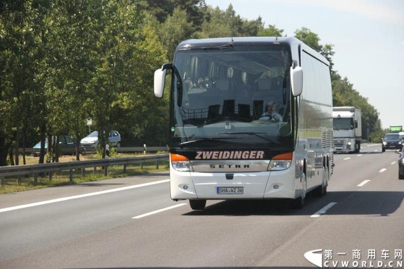 7月3日，奔驰未来卡车2025在德国马格德堡首发，第一商用车网记者有幸在现场见证了该首发仪式。除却奔驰未来卡车2025的自主驾驶功能给记者带来的不小的震撼外，而在柏林至马格德堡的高速公路上，形形色色的欧洲卡车也给记者带来一次非同凡响的视觉盛宴，正所谓独乐乐，不如众乐乐，一起来感受不一样的视觉冲击吧！