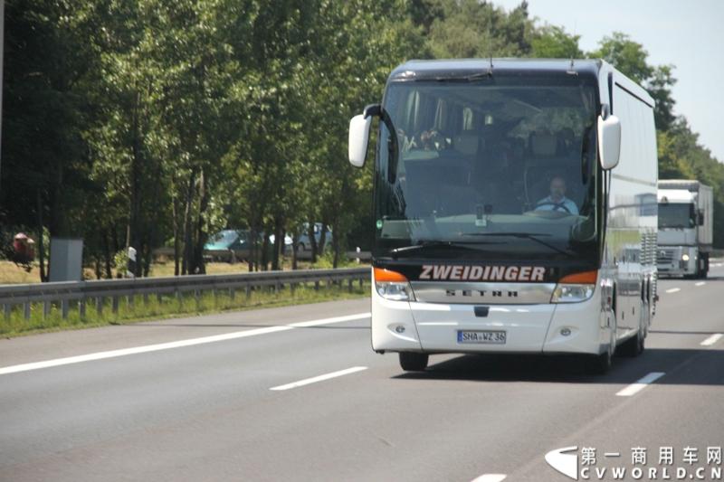 7月3日，奔驰未来卡车2025在德国马格德堡首发，第一商用车网记者有幸在现场见证了该首发仪式。除却奔驰未来卡车2025的自主驾驶功能给记者带来的不小的震撼外，而在柏林至马格德堡的高速公路上，形形色色的欧洲卡车也给记者带来一次非同凡响的视觉盛宴，正所谓独乐乐，不如众乐乐，一起来感受不一样的视觉冲击吧！