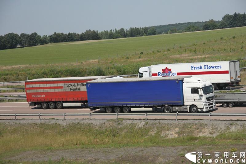 7月3日，奔驰未来卡车2025在德国马格德堡首发，第一商用车网记者有幸在现场见证了该首发仪式。除却奔驰未来卡车2025的自主驾驶功能给记者带来的不小的震撼外，而在柏林至马格德堡的高速公路上，形形色色的欧洲卡车也给记者带来一次非同凡响的视觉盛宴，正所谓独乐乐，不如众乐乐，一起来感受不一样的视觉冲击吧！