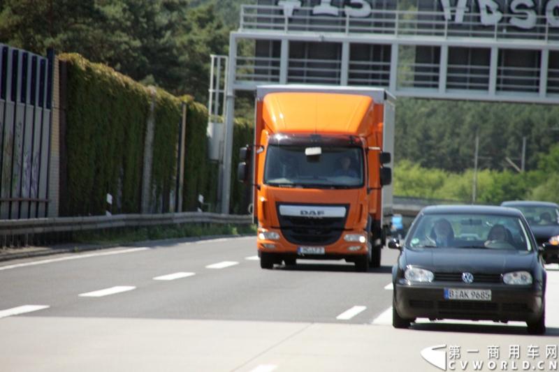 7月3日，奔驰未来卡车2025在德国马格德堡首发，第一商用车网记者有幸在现场见证了该首发仪式。除却奔驰未来卡车2025的自主驾驶功能给记者带来的不小的震撼外，而在柏林至马格德堡的高速公路上，形形色色的欧洲卡车也给记者带来一次非同凡响的视觉盛宴，正所谓独乐乐，不如众乐乐，一起来感受不一样的视觉冲击吧！