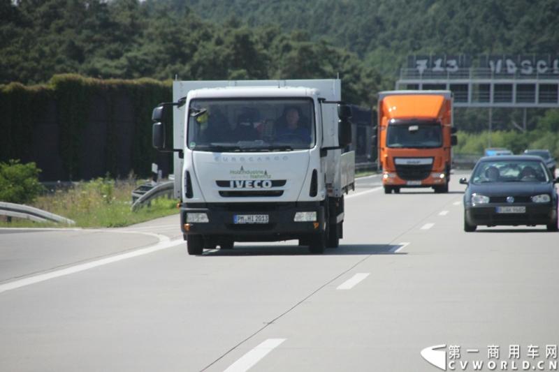 7月3日，奔驰未来卡车2025在德国马格德堡首发，第一商用车网记者有幸在现场见证了该首发仪式。除却奔驰未来卡车2025的自主驾驶功能给记者带来的不小的震撼外，而在柏林至马格德堡的高速公路上，形形色色的欧洲卡车也给记者带来一次非同凡响的视觉盛宴，正所谓独乐乐，不如众乐乐，一起来感受不一样的视觉冲击吧！