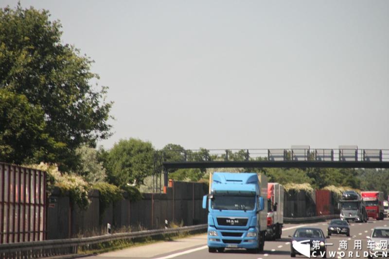 7月3日，奔驰未来卡车2025在德国马格德堡首发，第一商用车网记者有幸在现场见证了该首发仪式。除却奔驰未来卡车2025的自主驾驶功能给记者带来的不小的震撼外，而在柏林至马格德堡的高速公路上，形形色色的欧洲卡车也给记者带来一次非同凡响的视觉盛宴，正所谓独乐乐，不如众乐乐，一起来感受不一样的视觉冲击吧！