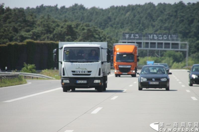 7月3日，奔驰未来卡车2025在德国马格德堡首发，第一商用车网记者有幸在现场见证了该首发仪式。除却奔驰未来卡车2025的自主驾驶功能给记者带来的不小的震撼外，而在柏林至马格德堡的高速公路上，形形色色的欧洲卡车也给记者带来一次非同凡响的视觉盛宴，正所谓独乐乐，不如众乐乐，一起来感受不一样的视觉冲击吧！