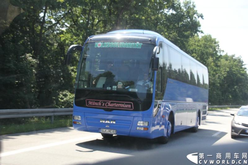 7月3日，奔驰未来卡车2025在德国马格德堡首发，第一商用车网记者有幸在现场见证了该首发仪式。除却奔驰未来卡车2025的自主驾驶功能给记者带来的不小的震撼外，而在柏林至马格德堡的高速公路上，形形色色的欧洲卡车也给记者带来一次非同凡响的视觉盛宴，正所谓独乐乐，不如众乐乐，一起来感受不一样的视觉冲击吧！