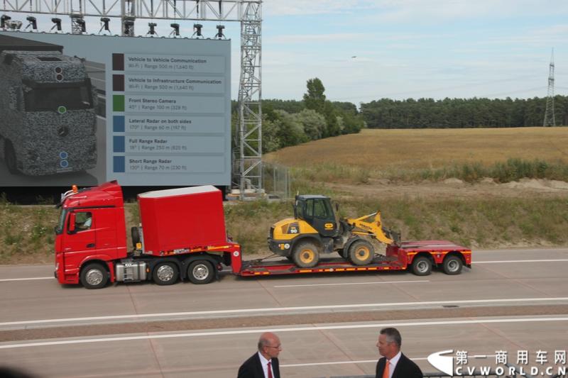 作为戴姆勒卡车“重塑未来运输”计划的一部分，梅赛德斯-奔驰未来卡车2025不仅将节约能耗，降低尾气排放，同时将确保最高水准的道路交通安全性。梅赛德斯-奔驰未来卡车2025在全球首发中展现出与众不同的非凡性能，在德国马格德堡A14号公路的实际路况下，时速高达80公里/小时。