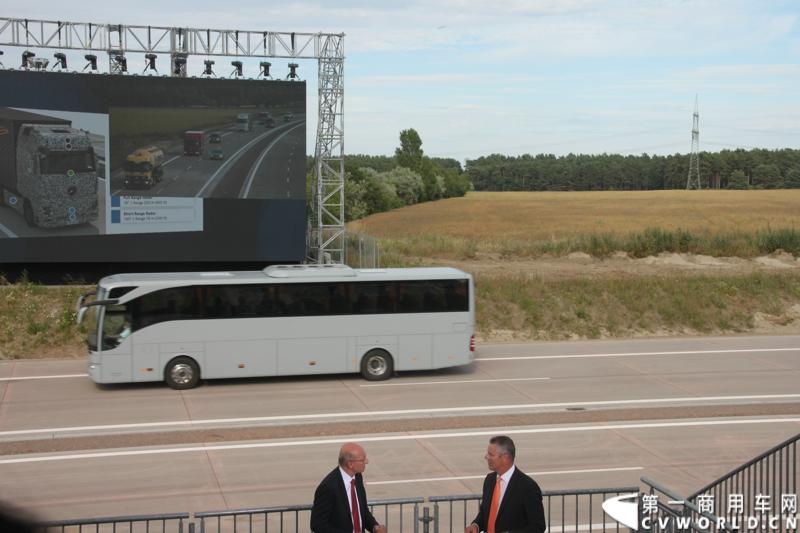 作为戴姆勒卡车“重塑未来运输”计划的一部分，梅赛德斯-奔驰未来卡车2025不仅将节约能耗，降低尾气排放，同时将确保最高水准的道路交通安全性。梅赛德斯-奔驰未来卡车2025在全球首发中展现出与众不同的非凡性能，在德国马格德堡A14号公路的实际路况下，时速高达80公里/小时。