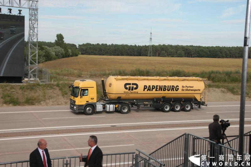 作为戴姆勒卡车“重塑未来运输”计划的一部分，梅赛德斯-奔驰未来卡车2025不仅将节约能耗，降低尾气排放，同时将确保最高水准的道路交通安全性。梅赛德斯-奔驰未来卡车2025在全球首发中展现出与众不同的非凡性能，在德国马格德堡A14号公路的实际路况下，时速高达80公里/小时。