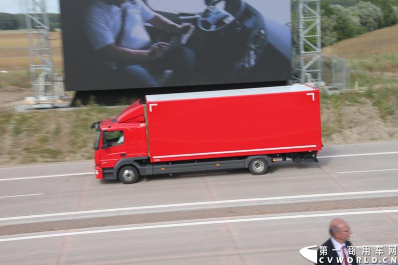 作为戴姆勒卡车“重塑未来运输”计划的一部分，梅赛德斯-奔驰未来卡车2025不仅将节约能耗，降低尾气排放，同时将确保最高水准的道路交通安全性。梅赛德斯-奔驰未来卡车2025在全球首发中展现出与众不同的非凡性能，在德国马格德堡A14号公路的实际路况下，时速高达80公里/小时。