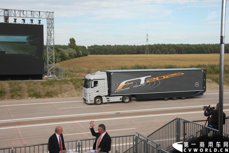 作为戴姆勒卡车“重塑未来运输”计划的一部分，梅赛德斯-奔驰未来卡车2025不仅将节约能耗，降低尾气排放，同时将确保最高水准的道路交通安全性。梅赛德斯-奔驰未来卡车2025在全球首发中展现出与众不同的非凡性能，在德国马格德堡A14号公路的实际路况下，时速高达80公里/小时。