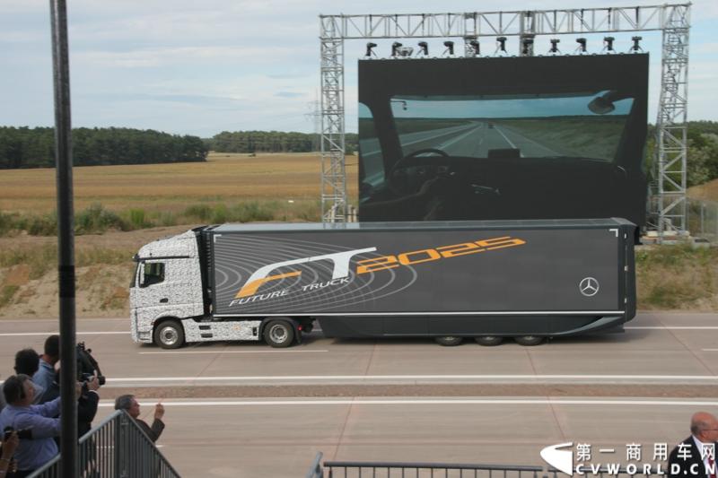 作为戴姆勒卡车“重塑未来运输”计划的一部分，梅赛德斯-奔驰未来卡车2025不仅将节约能耗，降低尾气排放，同时将确保最高水准的道路交通安全性。梅赛德斯-奔驰未来卡车2025在全球首发中展现出与众不同的非凡性能，在德国马格德堡A14号公路的实际路况下，时速高达80公里/小时。