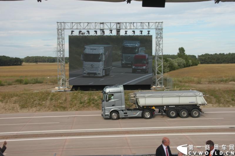 作为戴姆勒卡车“重塑未来运输”计划的一部分，梅赛德斯-奔驰未来卡车2025不仅将节约能耗，降低尾气排放，同时将确保最高水准的道路交通安全性。梅赛德斯-奔驰未来卡车2025在全球首发中展现出与众不同的非凡性能，在德国马格德堡A14号公路的实际路况下，时速高达80公里/小时。