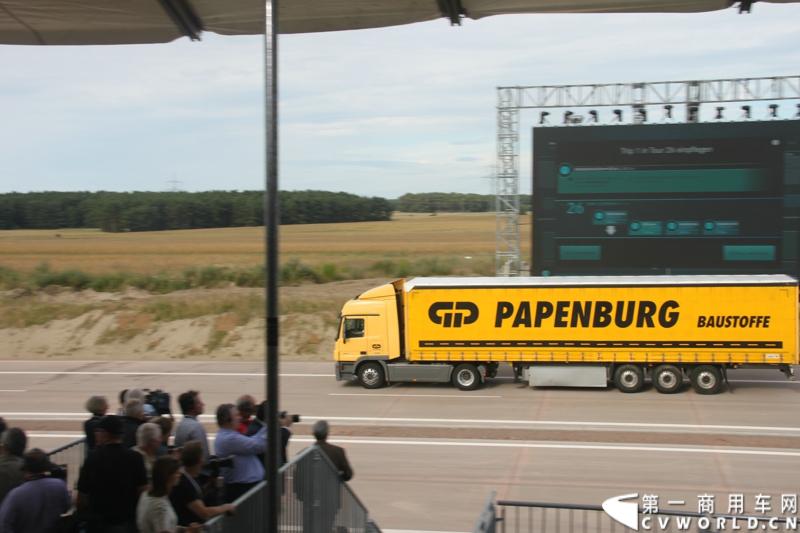 作为戴姆勒卡车“重塑未来运输”计划的一部分，梅赛德斯-奔驰未来卡车2025不仅将节约能耗，降低尾气排放，同时将确保最高水准的道路交通安全性。梅赛德斯-奔驰未来卡车2025在全球首发中展现出与众不同的非凡性能，在德国马格德堡A14号公路的实际路况下，时速高达80公里/小时。