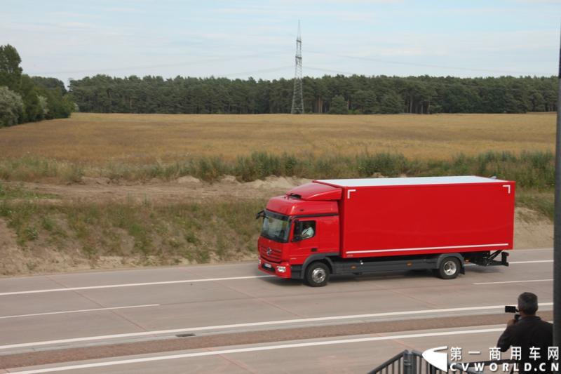 作为戴姆勒卡车“重塑未来运输”计划的一部分，梅赛德斯-奔驰未来卡车2025不仅将节约能耗，降低尾气排放，同时将确保最高水准的道路交通安全性。梅赛德斯-奔驰未来卡车2025在全球首发中展现出与众不同的非凡性能，在德国马格德堡A14号公路的实际路况下，时速高达80公里/小时。