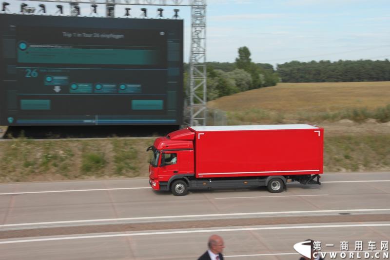 作为戴姆勒卡车“重塑未来运输”计划的一部分，梅赛德斯-奔驰未来卡车2025不仅将节约能耗，降低尾气排放，同时将确保最高水准的道路交通安全性。梅赛德斯-奔驰未来卡车2025在全球首发中展现出与众不同的非凡性能，在德国马格德堡A14号公路的实际路况下，时速高达80公里/小时。