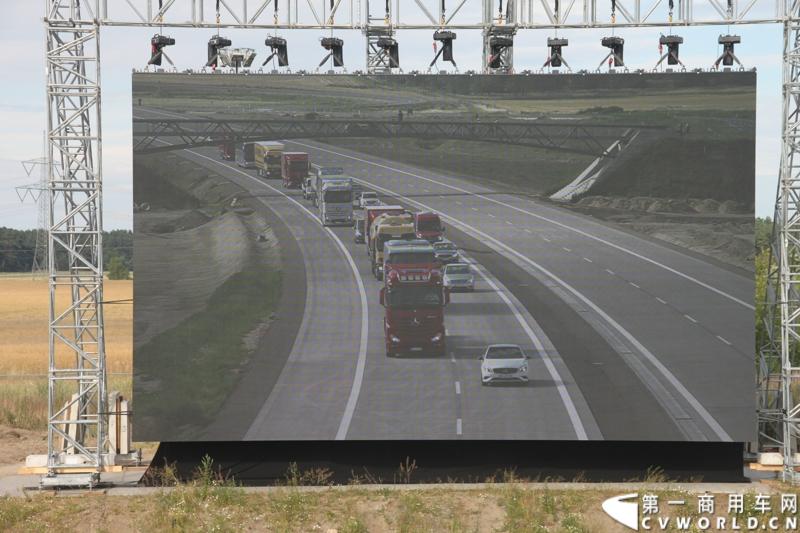 作为戴姆勒卡车“重塑未来运输”计划的一部分，梅赛德斯-奔驰未来卡车2025不仅将节约能耗，降低尾气排放，同时将确保最高水准的道路交通安全性。梅赛德斯-奔驰未来卡车2025在全球首发中展现出与众不同的非凡性能，在德国马格德堡A14号公路的实际路况下，时速高达80公里/小时。