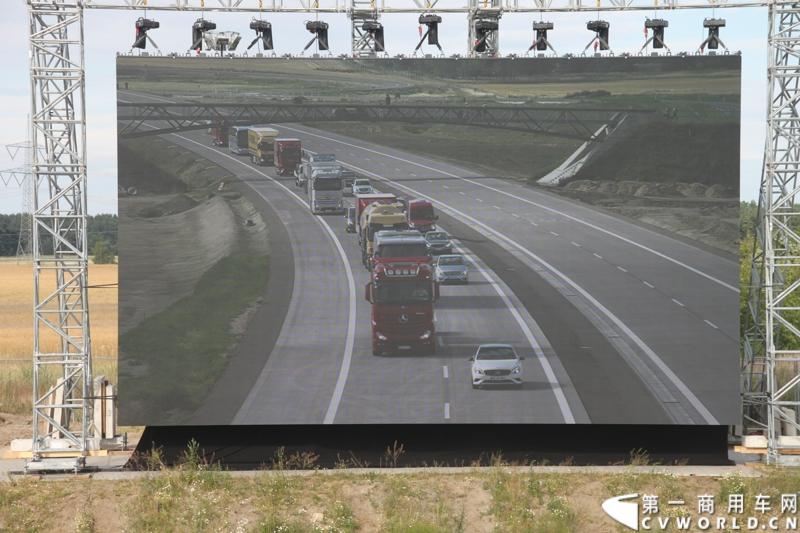 作为戴姆勒卡车“重塑未来运输”计划的一部分，梅赛德斯-奔驰未来卡车2025不仅将节约能耗，降低尾气排放，同时将确保最高水准的道路交通安全性。梅赛德斯-奔驰未来卡车2025在全球首发中展现出与众不同的非凡性能，在德国马格德堡A14号公路的实际路况下，时速高达80公里/小时。