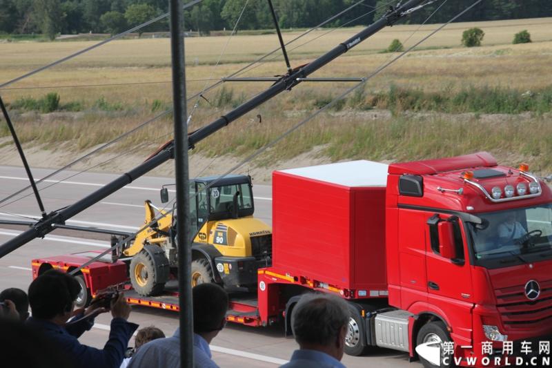 作为戴姆勒卡车“重塑未来运输”计划的一部分，梅赛德斯-奔驰未来卡车2025不仅将节约能耗，降低尾气排放，同时将确保最高水准的道路交通安全性。梅赛德斯-奔驰未来卡车2025在全球首发中展现出与众不同的非凡性能，在德国马格德堡A14号公路的实际路况下，时速高达80公里/小时。