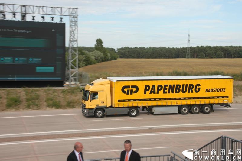 作为戴姆勒卡车“重塑未来运输”计划的一部分，梅赛德斯-奔驰未来卡车2025不仅将节约能耗，降低尾气排放，同时将确保最高水准的道路交通安全性。梅赛德斯-奔驰未来卡车2025在全球首发中展现出与众不同的非凡性能，在德国马格德堡A14号公路的实际路况下，时速高达80公里/小时。