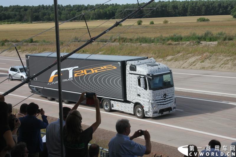 作为戴姆勒卡车“重塑未来运输”计划的一部分，梅赛德斯-奔驰未来卡车2025不仅将节约能耗，降低尾气排放，同时将确保最高水准的道路交通安全性。梅赛德斯-奔驰未来卡车2025在全球首发中展现出与众不同的非凡性能，在德国马格德堡A14号公路的实际路况下，时速高达80公里/小时。