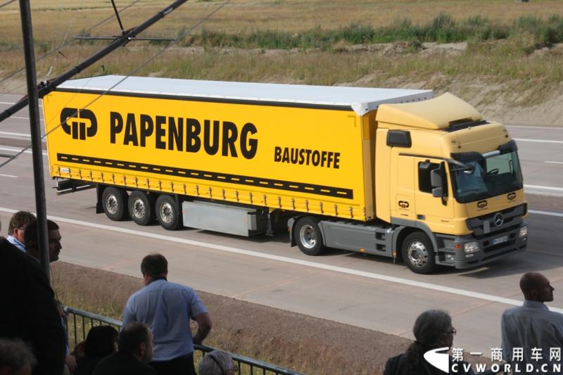 作为戴姆勒卡车“重塑未来运输”计划的一部分，梅赛德斯-奔驰未来卡车2025不仅将节约能耗，降低尾气排放，同时将确保最高水准的道路交通安全性。梅赛德斯-奔驰未来卡车2025在全球首发中展现出与众不同的非凡性能，在德国马格德堡A14号公路的实际路况下，时速高达80公里/小时。