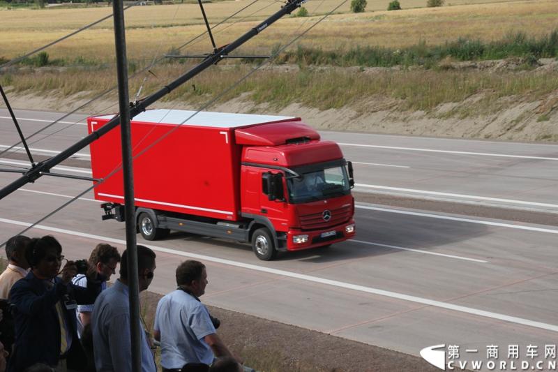 作为戴姆勒卡车“重塑未来运输”计划的一部分，梅赛德斯-奔驰未来卡车2025不仅将节约能耗，降低尾气排放，同时将确保最高水准的道路交通安全性。梅赛德斯-奔驰未来卡车2025在全球首发中展现出与众不同的非凡性能，在德国马格德堡A14号公路的实际路况下，时速高达80公里/小时。