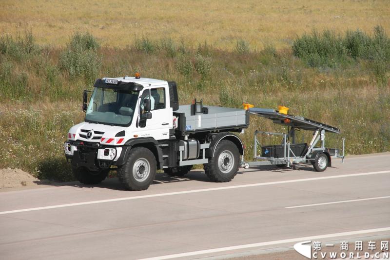 作为戴姆勒卡车“重塑未来运输”计划的一部分，梅赛德斯-奔驰未来卡车2025不仅将节约能耗，降低尾气排放，同时将确保最高水准的道路交通安全性。梅赛德斯-奔驰未来卡车2025在全球首发中展现出与众不同的非凡性能，在德国马格德堡A14号公路的实际路况下，时速高达80公里/小时。
