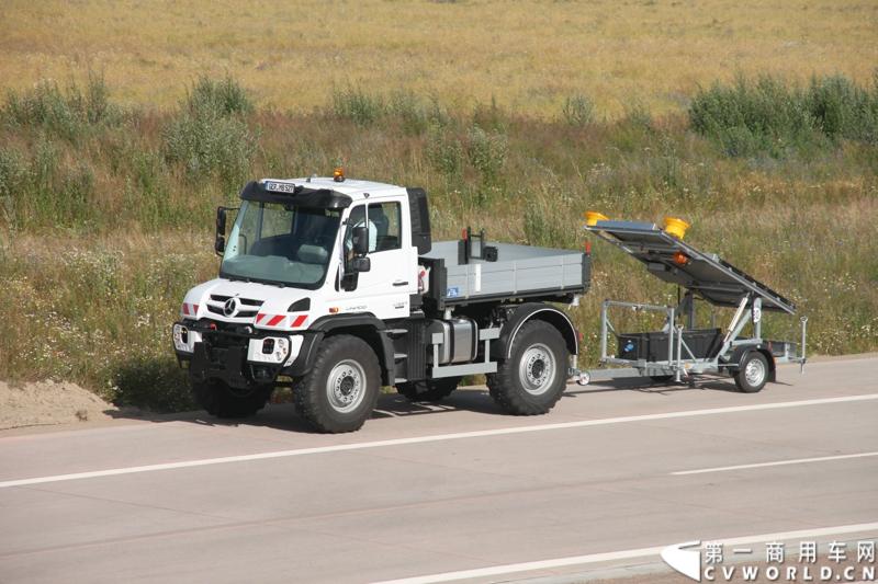 作为戴姆勒卡车“重塑未来运输”计划的一部分，梅赛德斯-奔驰未来卡车2025不仅将节约能耗，降低尾气排放，同时将确保最高水准的道路交通安全性。梅赛德斯-奔驰未来卡车2025在全球首发中展现出与众不同的非凡性能，在德国马格德堡A14号公路的实际路况下，时速高达80公里/小时。