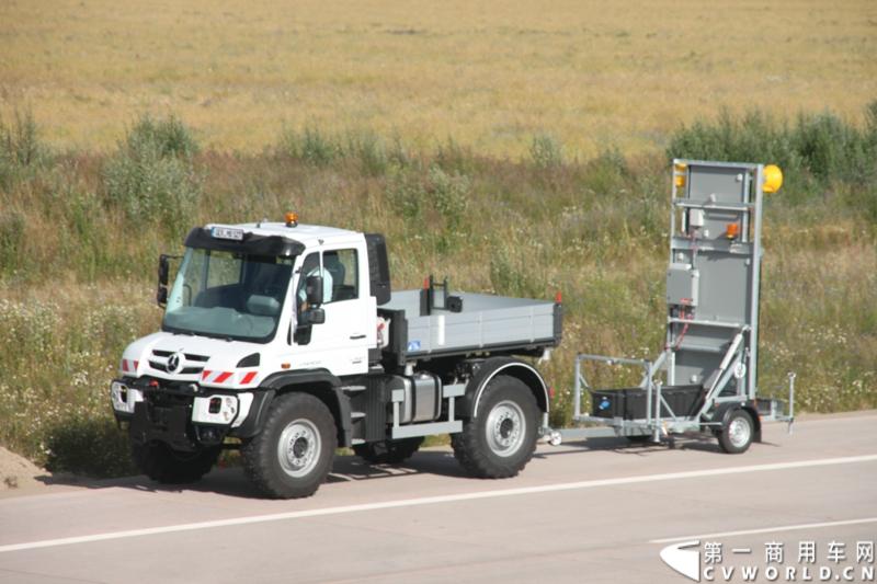 作为戴姆勒卡车“重塑未来运输”计划的一部分，梅赛德斯-奔驰未来卡车2025不仅将节约能耗，降低尾气排放，同时将确保最高水准的道路交通安全性。梅赛德斯-奔驰未来卡车2025在全球首发中展现出与众不同的非凡性能，在德国马格德堡A14号公路的实际路况下，时速高达80公里/小时。