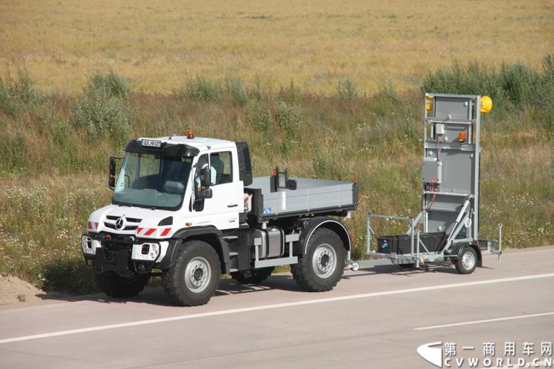 作为戴姆勒卡车“重塑未来运输”计划的一部分，梅赛德斯-奔驰未来卡车2025不仅将节约能耗，降低尾气排放，同时将确保最高水准的道路交通安全性。梅赛德斯-奔驰未来卡车2025在全球首发中展现出与众不同的非凡性能，在德国马格德堡A14号公路的实际路况下，时速高达80公里/小时。