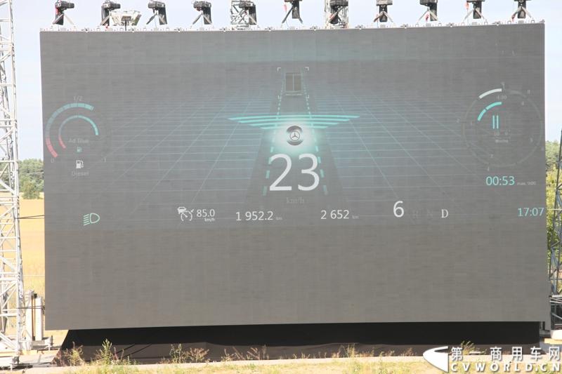 作为戴姆勒卡车“重塑未来运输”计划的一部分，梅赛德斯-奔驰未来卡车2025不仅将节约能耗，降低尾气排放，同时将确保最高水准的道路交通安全性。梅赛德斯-奔驰未来卡车2025在全球首发中展现出与众不同的非凡性能，在德国马格德堡A14号公路的实际路况下，时速高达80公里/小时。