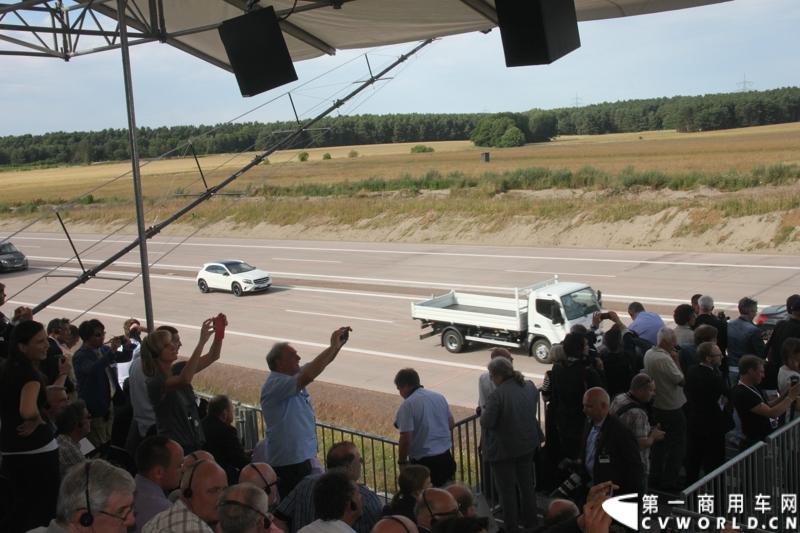 作为戴姆勒卡车“重塑未来运输”计划的一部分，梅赛德斯-奔驰未来卡车2025不仅将节约能耗，降低尾气排放，同时将确保最高水准的道路交通安全性。梅赛德斯-奔驰未来卡车2025在全球首发中展现出与众不同的非凡性能，在德国马格德堡A14号公路的实际路况下，时速高达80公里/小时。