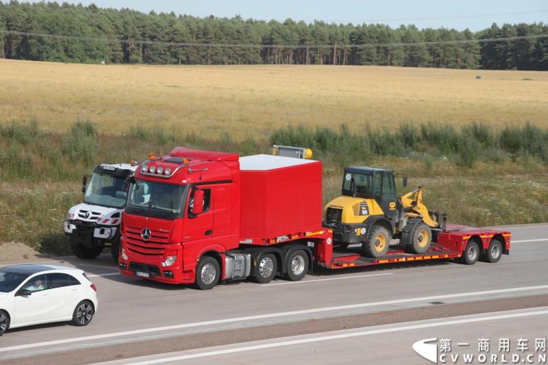 作为戴姆勒卡车“重塑未来运输”计划的一部分，梅赛德斯-奔驰未来卡车2025不仅将节约能耗，降低尾气排放，同时将确保最高水准的道路交通安全性。梅赛德斯-奔驰未来卡车2025在全球首发中展现出与众不同的非凡性能，在德国马格德堡A14号公路的实际路况下，时速高达80公里/小时。