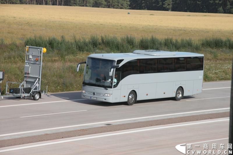 作为戴姆勒卡车“重塑未来运输”计划的一部分，梅赛德斯-奔驰未来卡车2025不仅将节约能耗，降低尾气排放，同时将确保最高水准的道路交通安全性。梅赛德斯-奔驰未来卡车2025在全球首发中展现出与众不同的非凡性能，在德国马格德堡A14号公路的实际路况下，时速高达80公里/小时。
