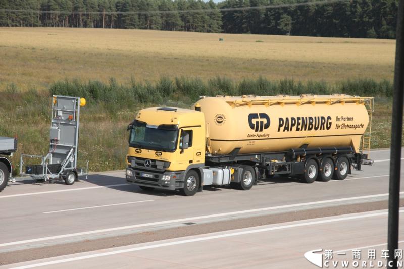 作为戴姆勒卡车“重塑未来运输”计划的一部分，梅赛德斯-奔驰未来卡车2025不仅将节约能耗，降低尾气排放，同时将确保最高水准的道路交通安全性。梅赛德斯-奔驰未来卡车2025在全球首发中展现出与众不同的非凡性能，在德国马格德堡A14号公路的实际路况下，时速高达80公里/小时。