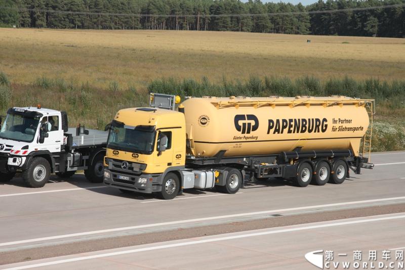 作为戴姆勒卡车“重塑未来运输”计划的一部分，梅赛德斯-奔驰未来卡车2025不仅将节约能耗，降低尾气排放，同时将确保最高水准的道路交通安全性。梅赛德斯-奔驰未来卡车2025在全球首发中展现出与众不同的非凡性能，在德国马格德堡A14号公路的实际路况下，时速高达80公里/小时。