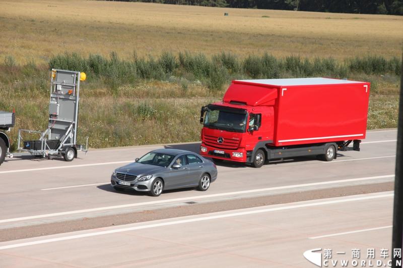 作为戴姆勒卡车“重塑未来运输”计划的一部分，梅赛德斯-奔驰未来卡车2025不仅将节约能耗，降低尾气排放，同时将确保最高水准的道路交通安全性。梅赛德斯-奔驰未来卡车2025在全球首发中展现出与众不同的非凡性能，在德国马格德堡A14号公路的实际路况下，时速高达80公里/小时。