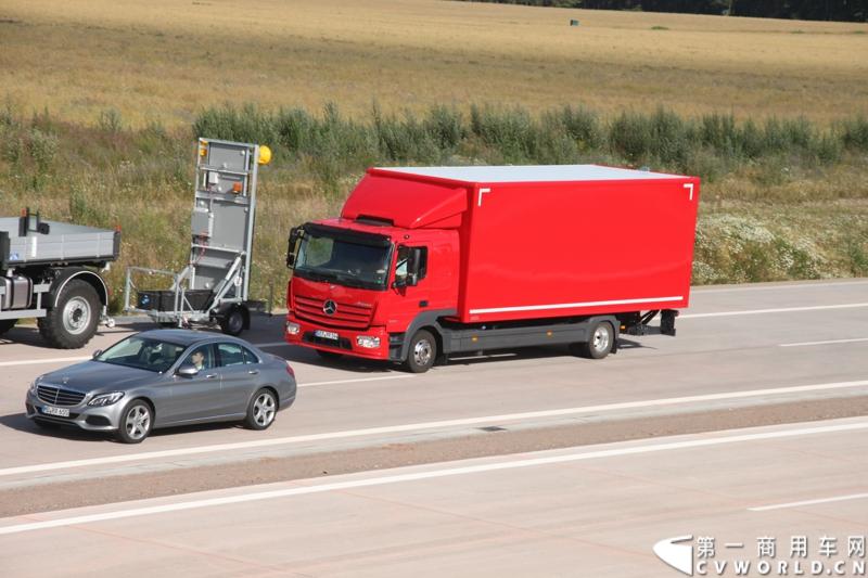 作为戴姆勒卡车“重塑未来运输”计划的一部分，梅赛德斯-奔驰未来卡车2025不仅将节约能耗，降低尾气排放，同时将确保最高水准的道路交通安全性。梅赛德斯-奔驰未来卡车2025在全球首发中展现出与众不同的非凡性能，在德国马格德堡A14号公路的实际路况下，时速高达80公里/小时。