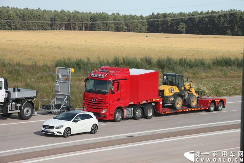 作为戴姆勒卡车“重塑未来运输”计划的一部分，梅赛德斯-奔驰未来卡车2025不仅将节约能耗，降低尾气排放，同时将确保最高水准的道路交通安全性。梅赛德斯-奔驰未来卡车2025在全球首发中展现出与众不同的非凡性能，在德国马格德堡A14号公路的实际路况下，时速高达80公里/小时。