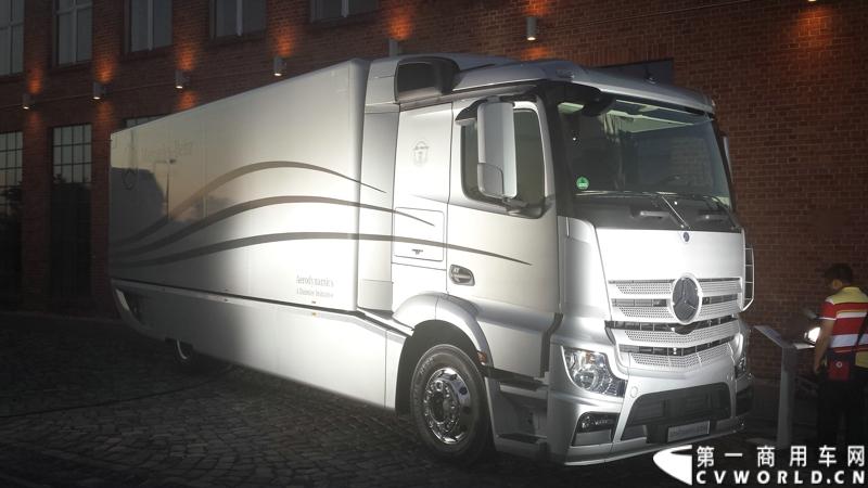 2014年7月3日，梅赛德斯-奔驰未来卡车2025——一项全新运输技术在德国马格德堡全球首发，为长途卡车运输的未来远景提供了一个激动人心的现实性展望。图为首发仪式现场。