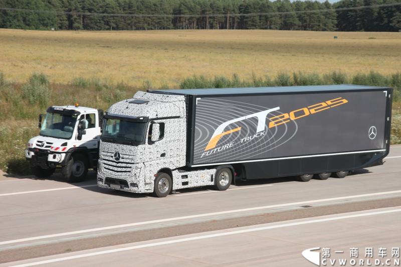 作为戴姆勒卡车“重塑未来运输”计划的一部分，梅赛德斯-奔驰未来卡车2025不仅将节约能耗，降低尾气排放，同时将确保最高水准的道路交通安全性。梅赛德斯-奔驰未来卡车2025在全球首发中展现出与众不同的非凡性能，在德国马格德堡A14号公路的实际路况下，时速高达80公里/小时。