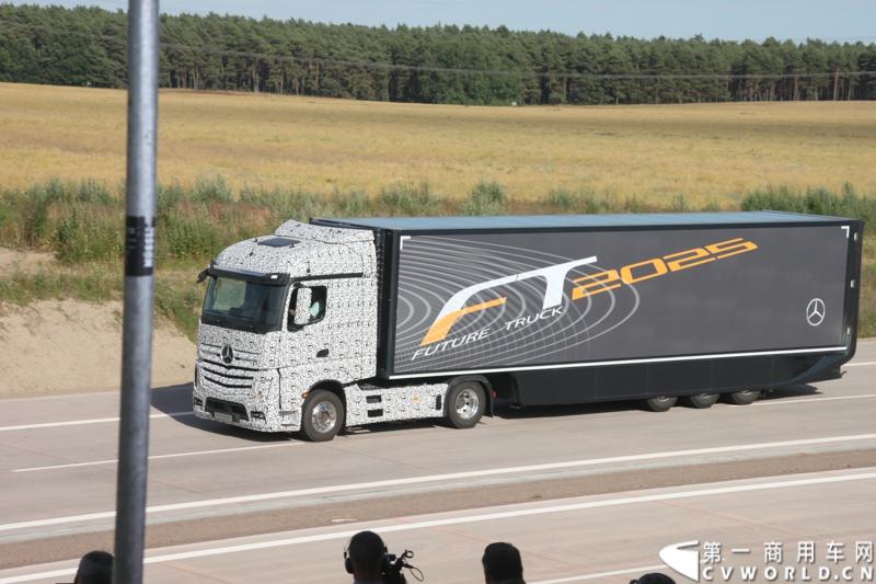 作为戴姆勒卡车“重塑未来运输”计划的一部分，梅赛德斯-奔驰未来卡车2025不仅将节约能耗，降低尾气排放，同时将确保最高水准的道路交通安全性。梅赛德斯-奔驰未来卡车2025在全球首发中展现出与众不同的非凡性能，在德国马格德堡A14号公路的实际路况下，时速高达80公里/小时。
