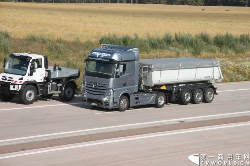 作为戴姆勒卡车“重塑未来运输”计划的一部分，梅赛德斯-奔驰未来卡车2025不仅将节约能耗，降低尾气排放，同时将确保最高水准的道路交通安全性。梅赛德斯-奔驰未来卡车2025在全球首发中展现出与众不同的非凡性能，在德国马格德堡A14号公路的实际路况下，时速高达80公里/小时。