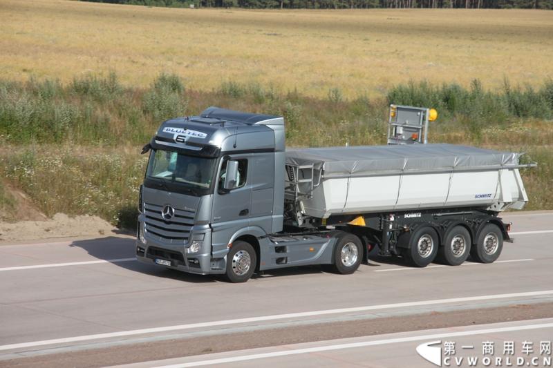 作为戴姆勒卡车“重塑未来运输”计划的一部分，梅赛德斯-奔驰未来卡车2025不仅将节约能耗，降低尾气排放，同时将确保最高水准的道路交通安全性。梅赛德斯-奔驰未来卡车2025在全球首发中展现出与众不同的非凡性能，在德国马格德堡A14号公路的实际路况下，时速高达80公里/小时。