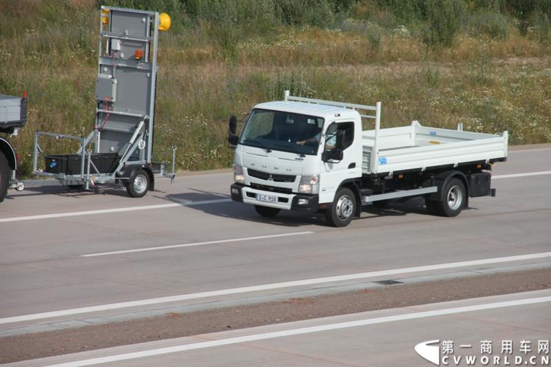 作为戴姆勒卡车“重塑未来运输”计划的一部分，梅赛德斯-奔驰未来卡车2025不仅将节约能耗，降低尾气排放，同时将确保最高水准的道路交通安全性。梅赛德斯-奔驰未来卡车2025在全球首发中展现出与众不同的非凡性能，在德国马格德堡A14号公路的实际路况下，时速高达80公里/小时。